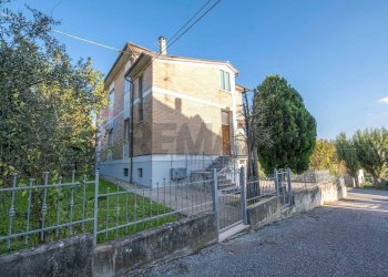 Edificio all\'aperto - Casa indipendente Via Eremo della Romita
 
20, Cupramontana - foto 1