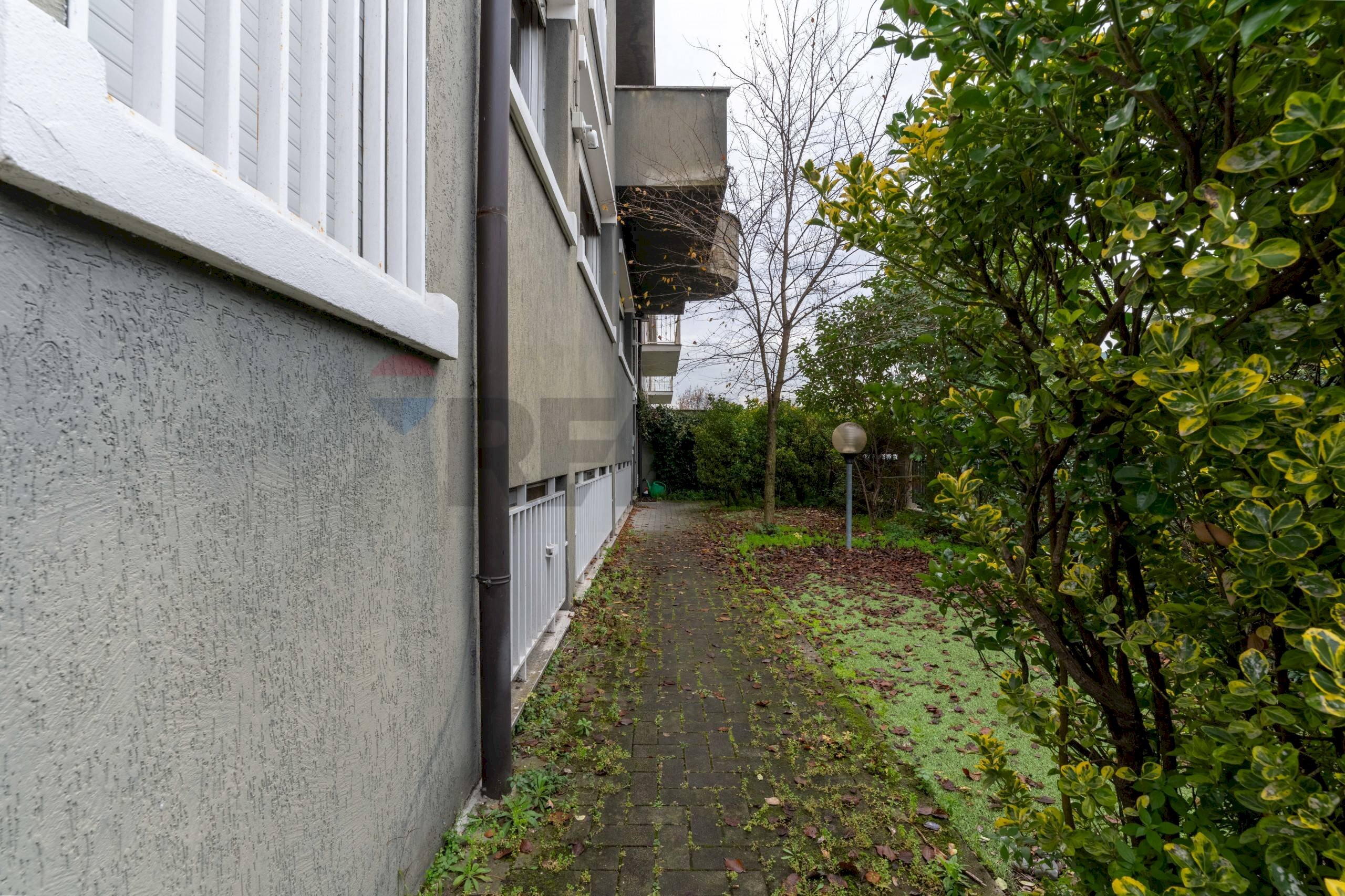 Giardino - Stabile - Palazzo via Gadda
 
3, San Donato Milanese - foto 3