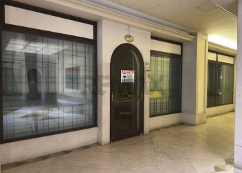 Edificio all\'aperto - Negozio Via Cavour, Belluno - foto 1