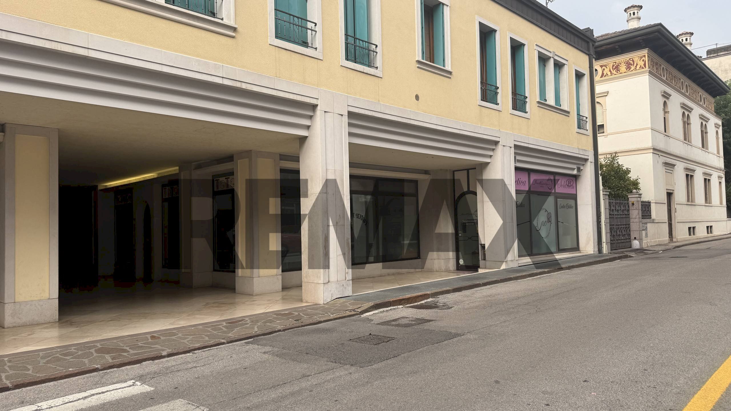 Edificio all\'aperto - Negozio Via Cavour
 
114, Belluno - foto 1