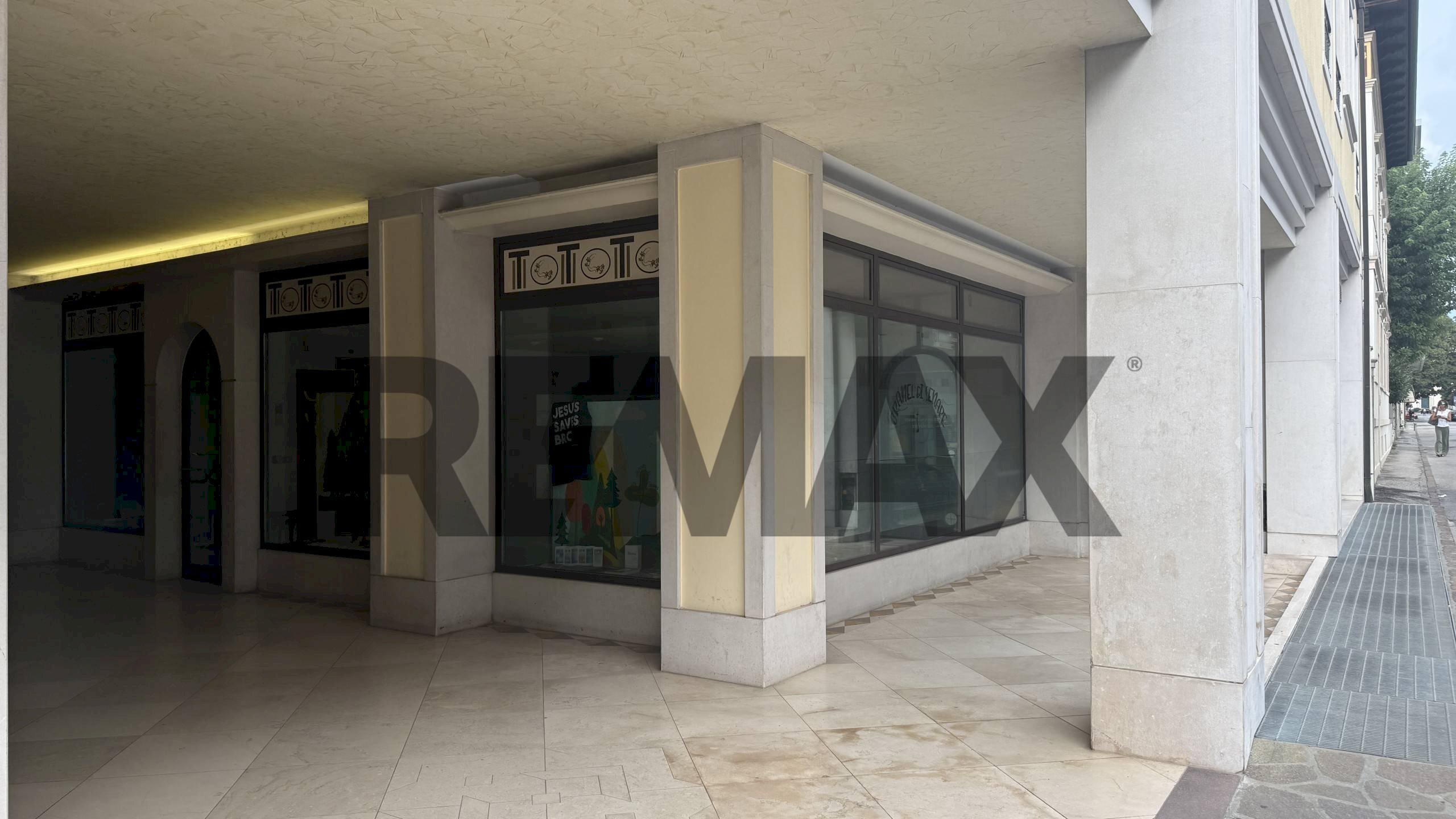 Edificio all\'aperto - Negozio Via Cavour
 
114, Belluno - foto 2