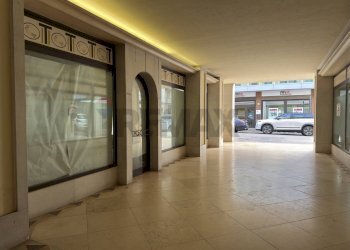 Ricezione / Lobby - Negozio Via Cavour, Belluno - foto 1