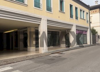 Edificio all\'aperto - Negozio Via Cavour
114, Belluno - foto 1
