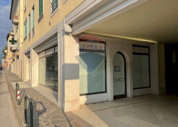 Edificio all\'aperto - Negozio Via Cavour, Belluno - foto 1