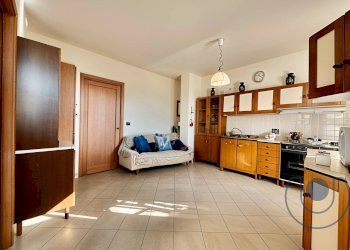 soggiorno con cucinotto - Trilocale via Pinchia, Riva presso Chieri - foto 11