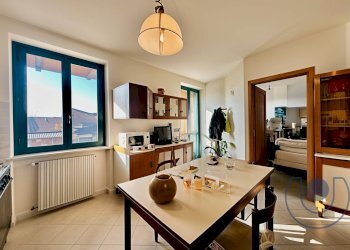 soggiorno con cucinotto - Trilocale via Pinchia, Riva presso Chieri - foto 12