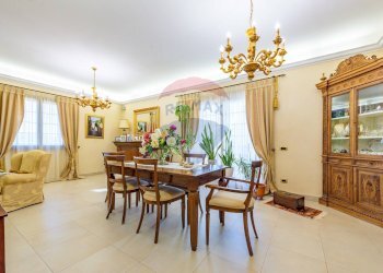 Sala da pranzo - Villa Via Ferrata
 
1, Oricola - foto 56