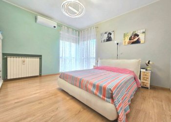 Camera da letto - Bilocale via Vivaro, Alba - foto 12