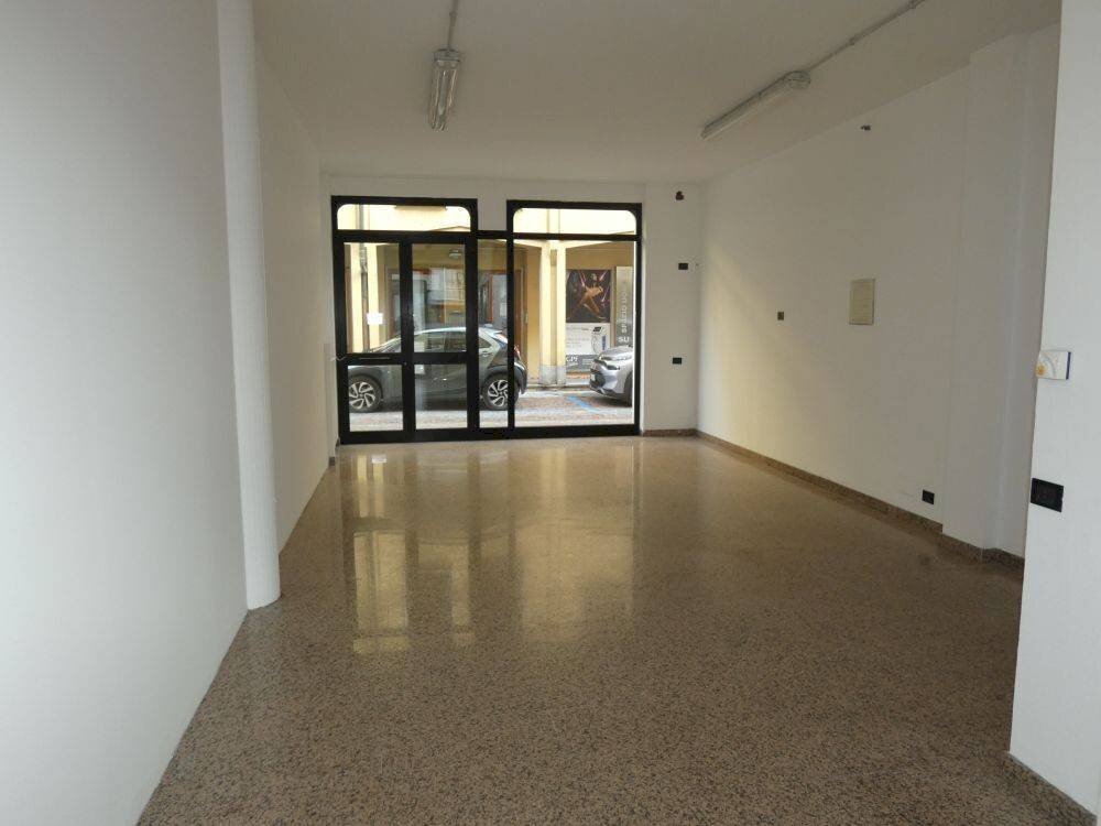 Interno non residenziale - Negozio via Cuneo, Alba - foto 3