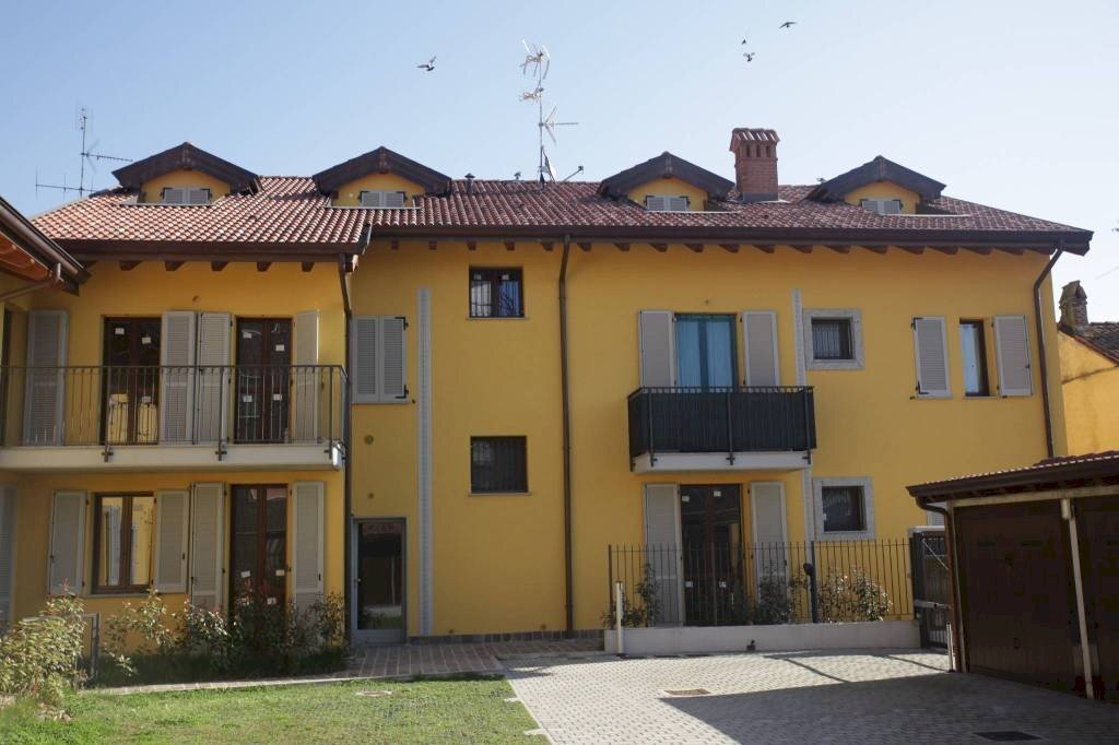 Facciata - Bilocale via Camillo Benso di Cavour, Rosate - foto 1