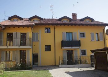 Facciata - Bilocale via Camillo Benso di Cavour, Rosate - foto 1