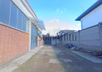 Area esterna.jpg - Shed via corridoni, Busto Garolfo - photo 17