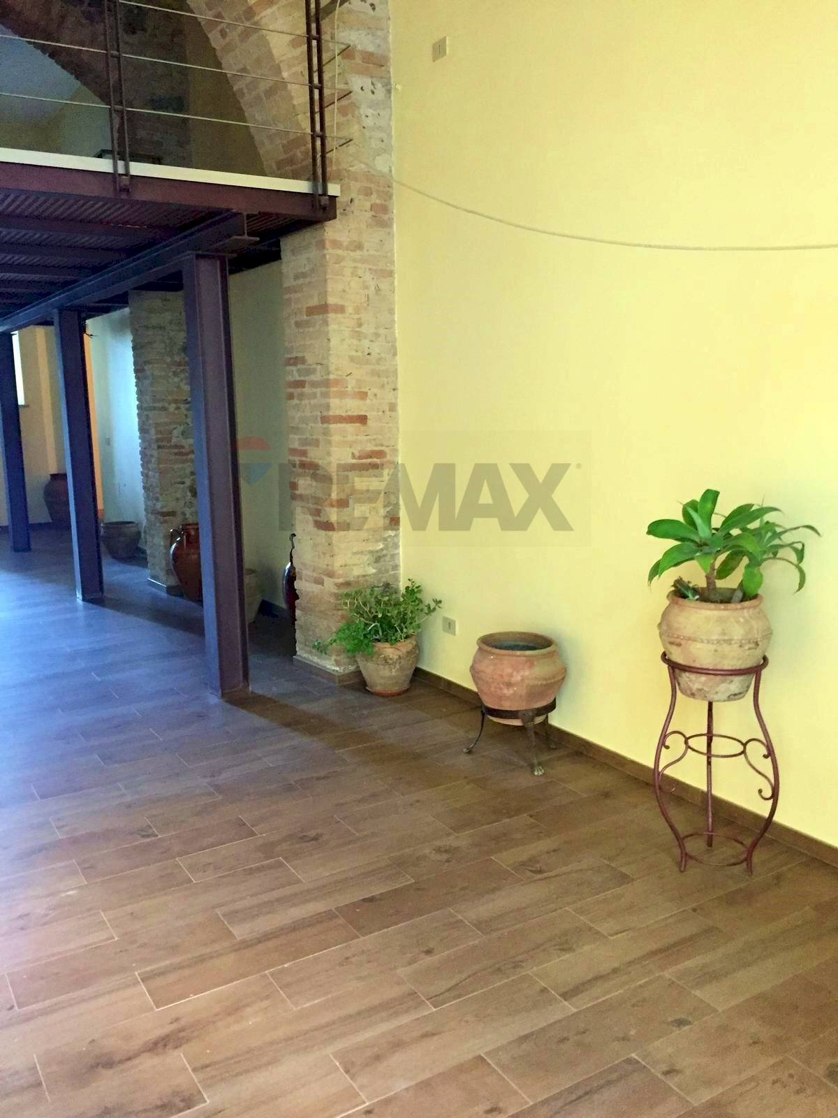 Interno 1 - Locale Commerciale Corso Umberto
 
496, Giardini-Naxos - foto 3