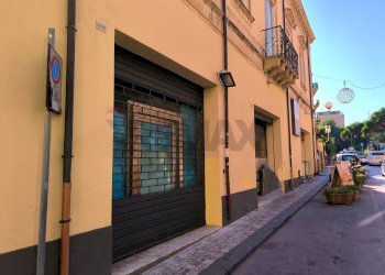 Facciata ingresso - Locale Commerciale Corso Umberto
496, Giardini-Naxos - foto 2