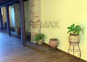 Interno 1 - Locale Commerciale Corso Umberto
496, Giardini-Naxos - foto 3