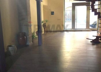 Interno verso fuori - Locale Commerciale Corso Umberto
496, Giardini-Naxos - foto 6