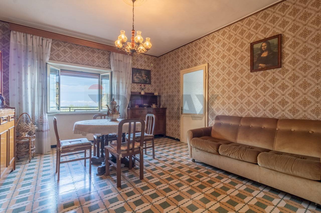 Sala da pranzo - Four-room apartment Via San Magno
 
58, Farnese - photo 1