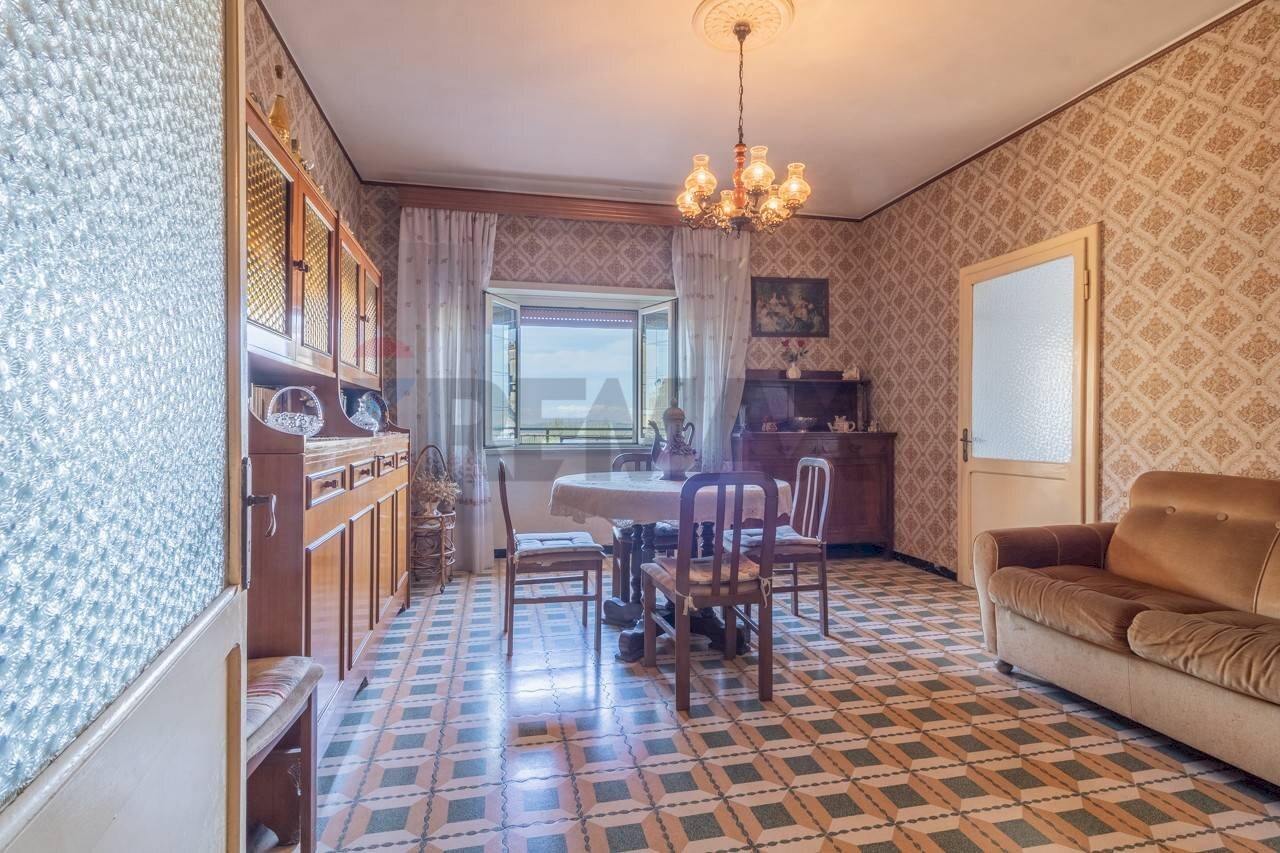 Sala da pranzo - Four-room apartment Via San Magno
 
58, Farnese - photo 2