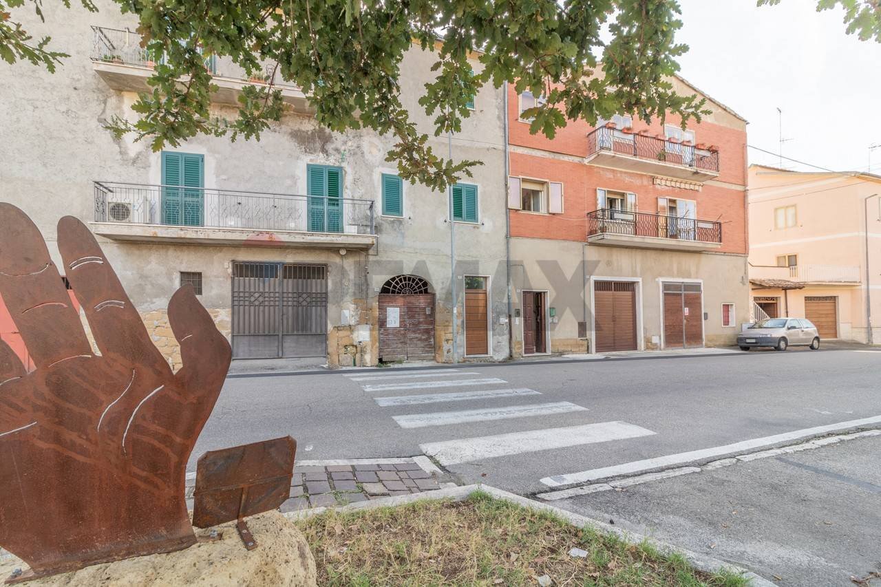 Edificio all\'aperto - Four-room apartment Via San Magno
 
58, Farnese - photo 1