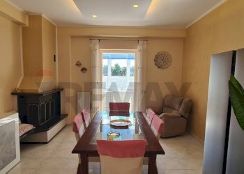 Sala da pranzo - Trilocale Via Salvatore Quasimodo
 
37, Vieste - foto 4