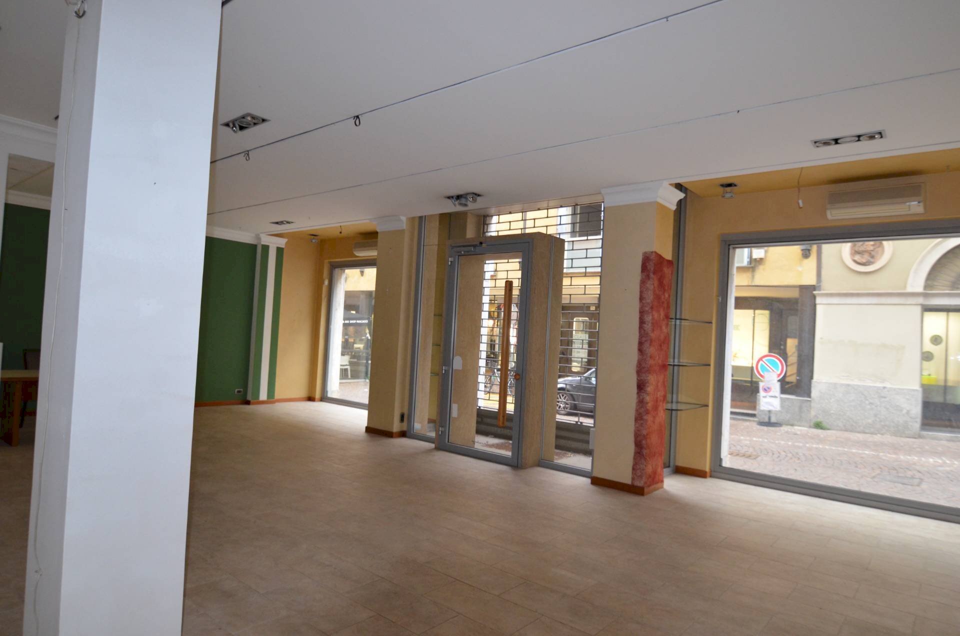 Foto 3 - Locale Commerciale VIA F.LLI CAIROLI
 
22, Lecco - foto 3