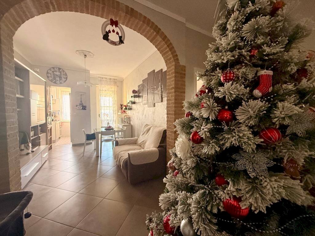 Salone - Trilocale via Torino, 73, Carmagnola - foto 1