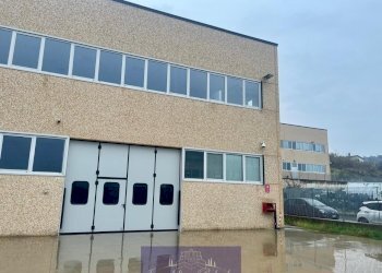 WhatsApp Image 2025-12-16 at 18.10.30 (1).jpeg - Locale Commerciale Località Pian di Rona, Reggello - foto 14