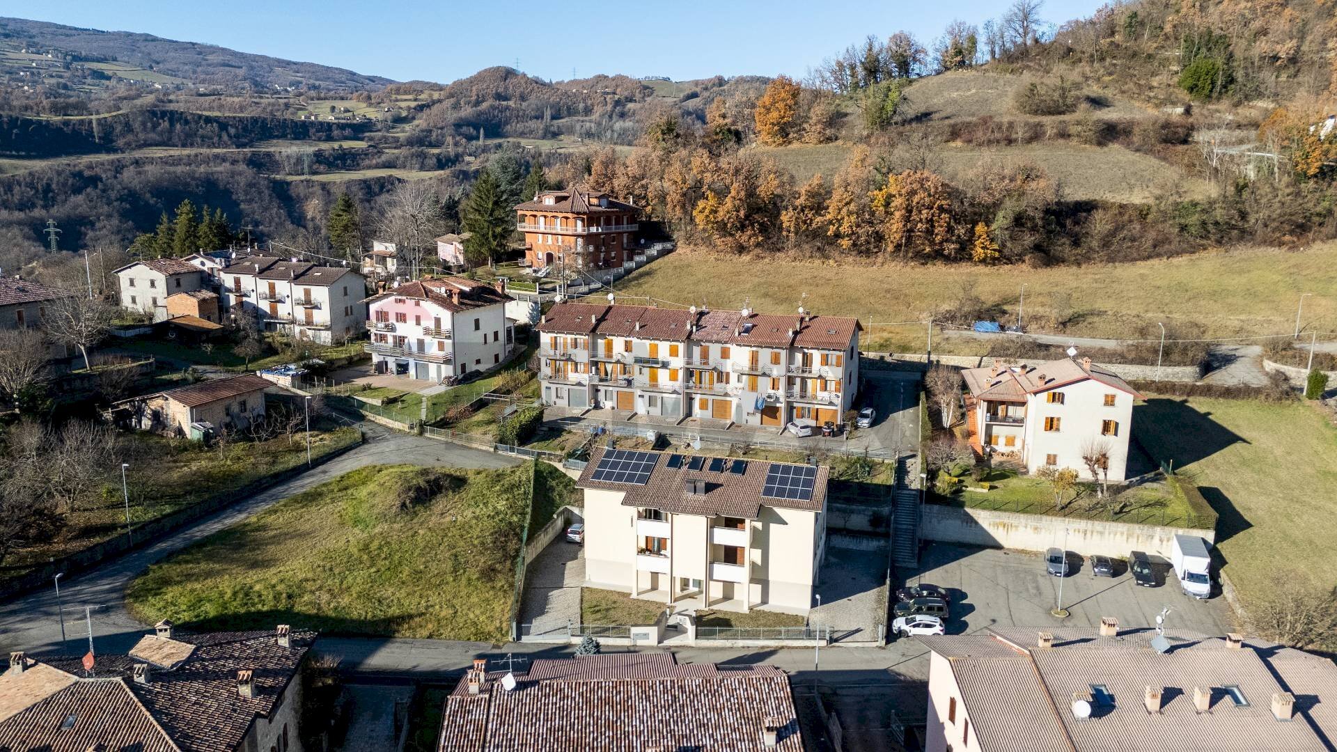Vista delle montagne - Trilocale Via Degli Alpini
 
2, Vetto - foto 1