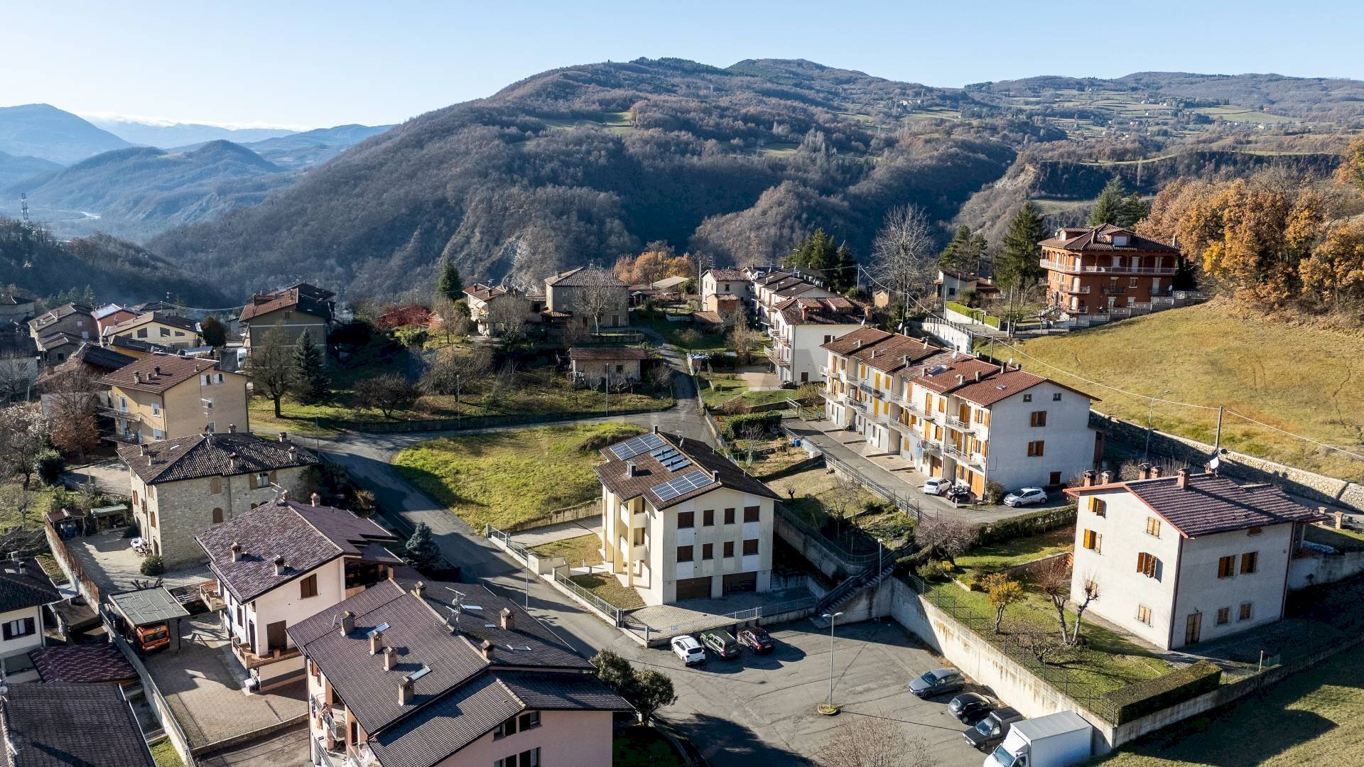 Vista delle montagne - Trilocale Via Degli Alpini
 
2, Vetto - foto 2