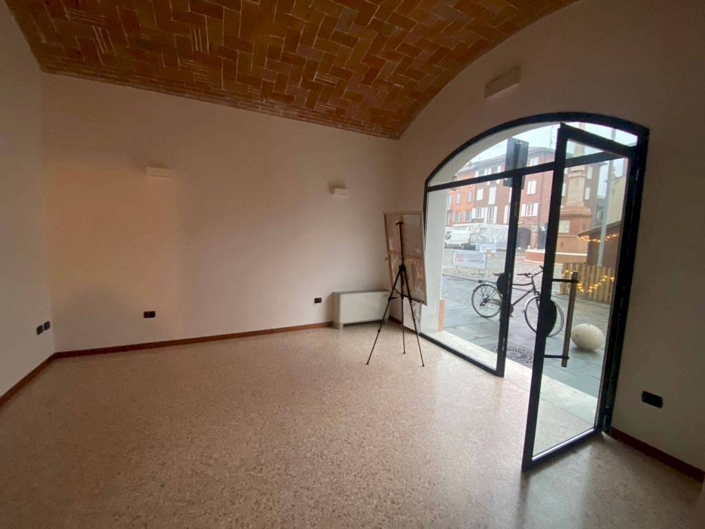 Shop piazza Martiri Partigiani, Sassuolo - photo 1