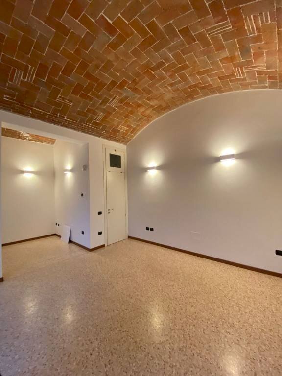 Shop piazza Martiri Partigiani, Sassuolo - photo 3