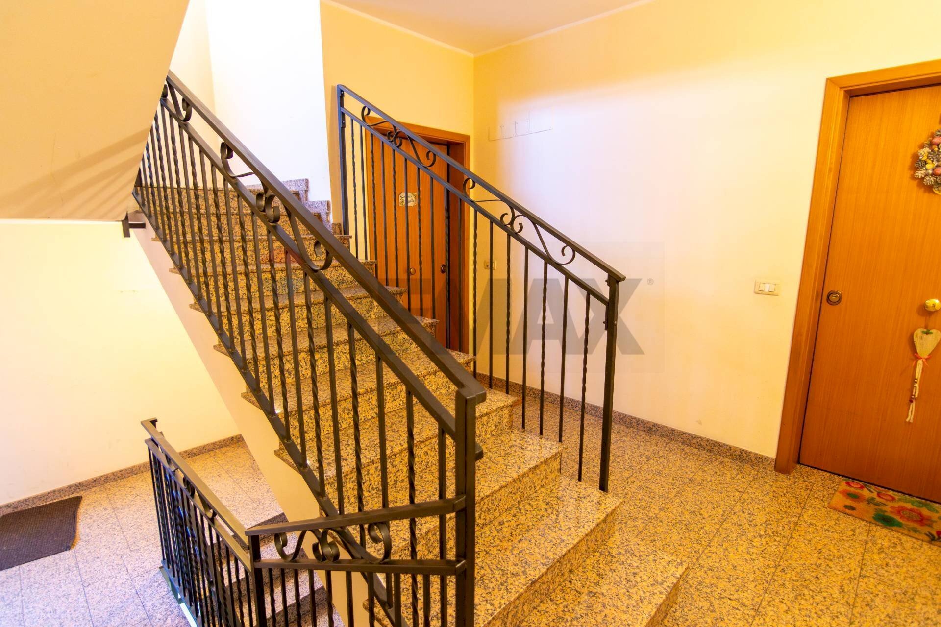 Scale - Four-room apartment Via Professor Andrea Caponnetto
 
19, Valverde - photo 2