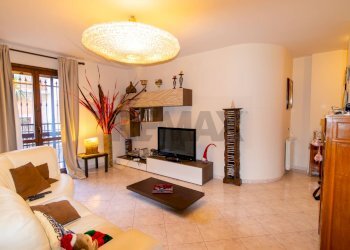 Soggiorno - Quadrilocale Via Professor Andrea Caponnetto
 
19, Valverde - foto 8