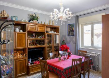 Sala da pranzo - Quadrilocale Via Fossa Della Creta
 
40, Catania - foto 1