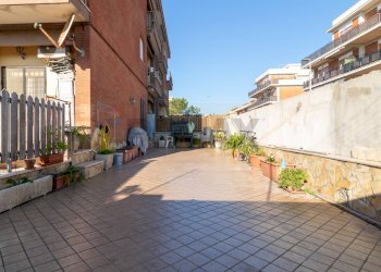 Corte esterna - Trilocale Via Rumenia
 
193/C, Pomezia - foto 1