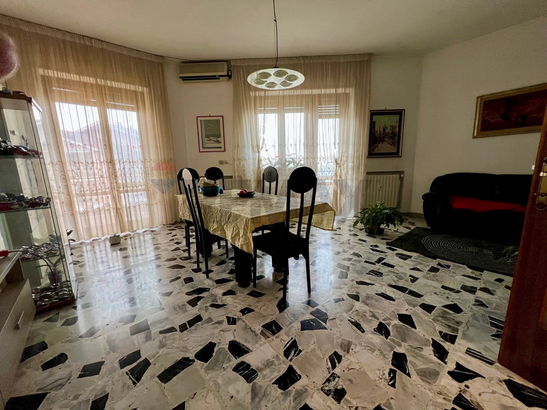 Sala da pranzo - Quadrilocale Via Arenazze
 
6, Chieti - foto 3