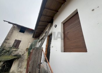 SCALA ACCESSO SOTTOTETTO - Trilocale Via Roma
 
21, Dormelletto - foto 3