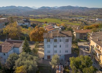 Edificio all\'aperto - Quadrilocale via santa lucia
 
53, Serra de' Conti - foto 1