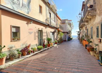 Edificio all\'aperto - Quadrilocale Via Garibaldi
 
72, Nizza di Sicilia - foto 49