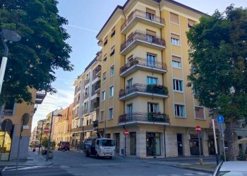 Facciata - Shop corso Dante Alighieri, Cuneo (neighborhood Centro) - photo 8