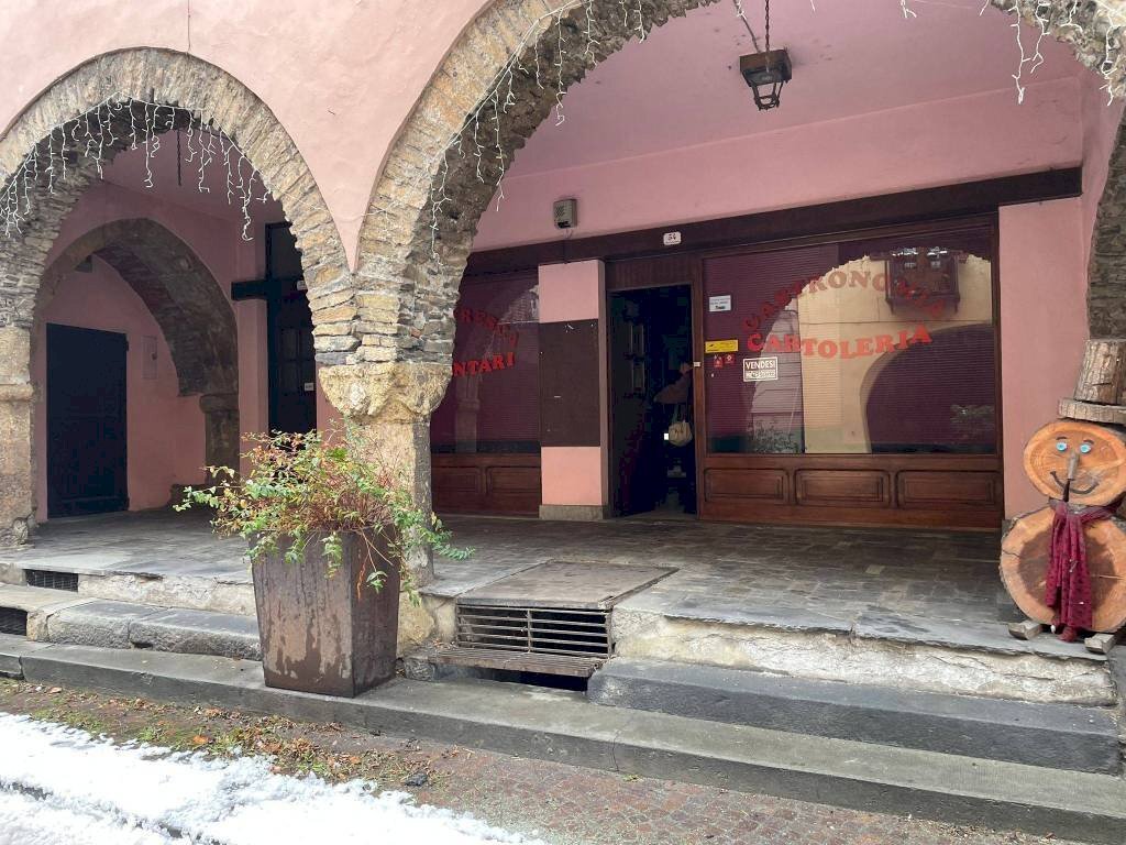 Facciata - Negozio via Martiri e Caduti per la Libertà, 54, Demonte - foto 1