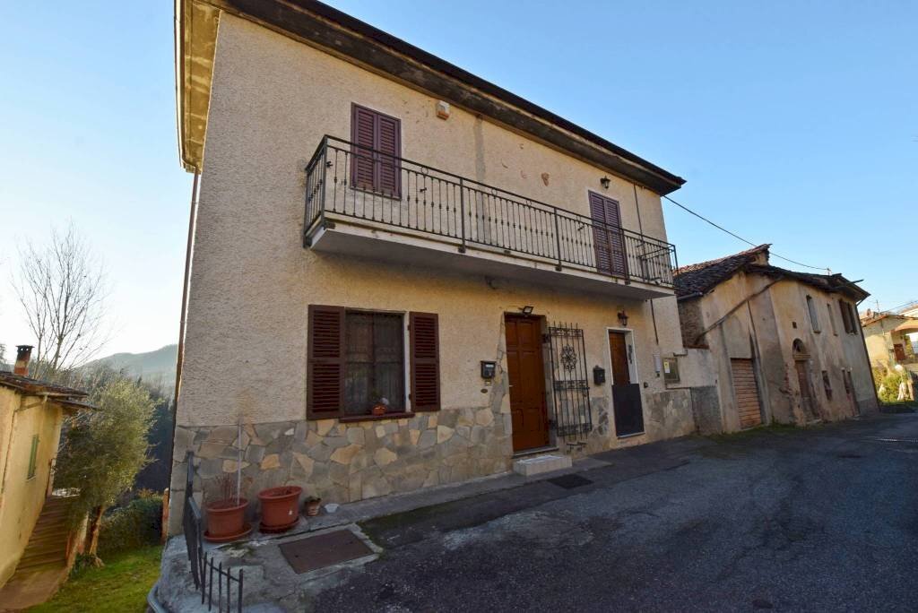 Facciata - Quadrilocale via Bernardino Viglione, 48, Mombasiglio - foto 1