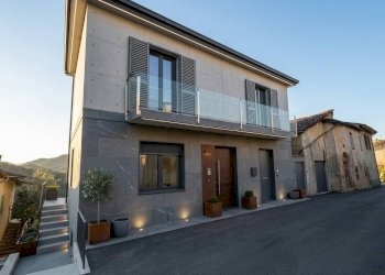 Facciata - Quadrilocale via Bernardino Viglione, 48, Mombasiglio - foto 1