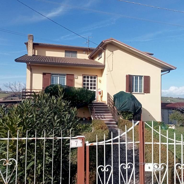 Facciata - Villa contrada Vertecchia, Pietradefusi - photo 2