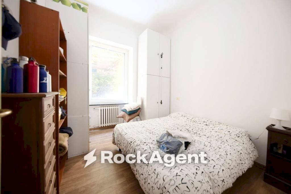 Camera da letto - Quadrilocale salita di San Barnaba, 28, Genova (zona Castelletto) - foto 3