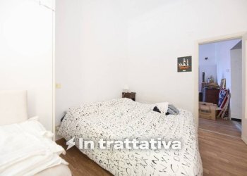 Camera da letto - Quadrilocale salita di San Barnaba, 28, Genova (zona Castelletto) - foto 1