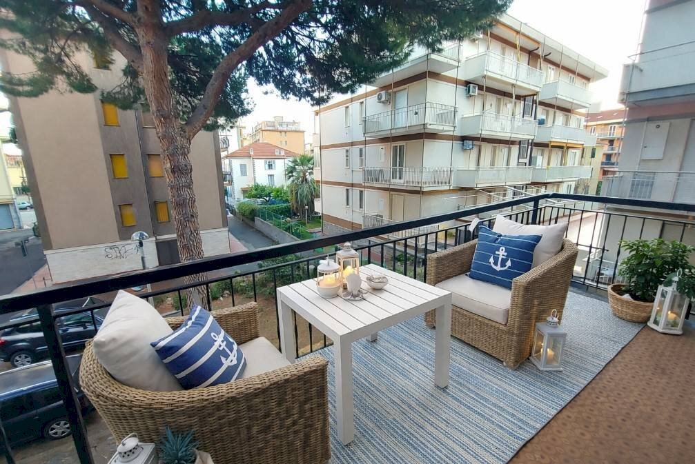 Ampia balconata dal soggiorno - Bilocale viale Della Repubblica
 
00, Pietra Ligure - foto 1