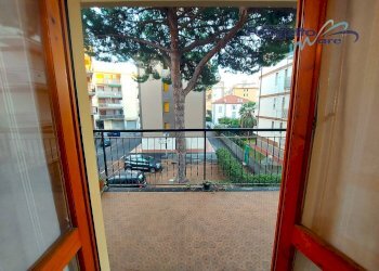 porta finestra sull\'ampia balconata - Bilocale viale Della Repubblica
 
00, Pietra Ligure - foto 23