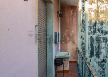 Balcone con angolo lavanderia - Trilocale Via Luigi Orlando
 
126, Giarre - foto 29