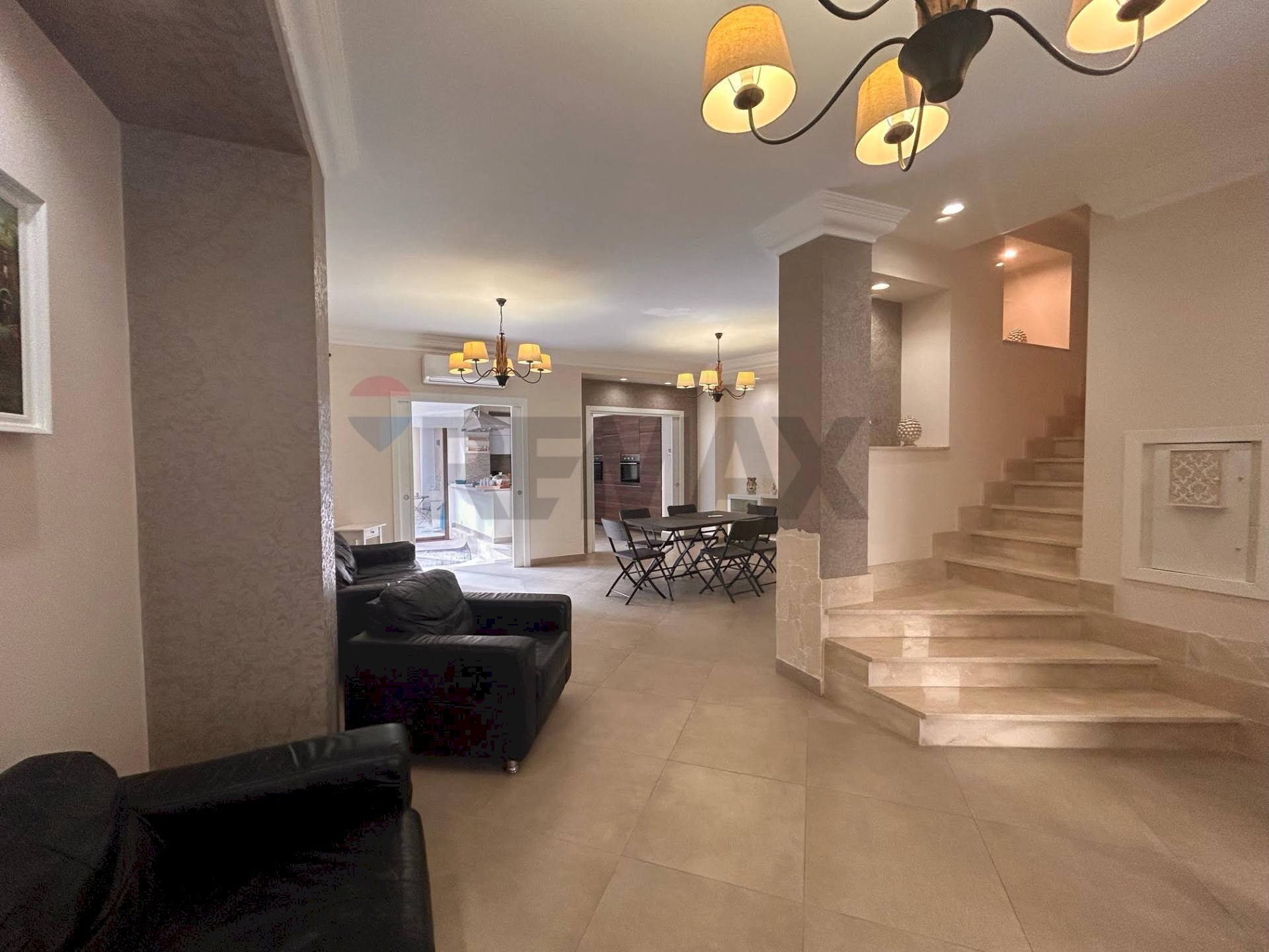 Sala da pranzo - Casa indipendente Via Roma
 
57/59, Aci Sant'Antonio - foto 2